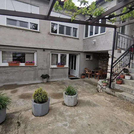 Maja Apartament *
